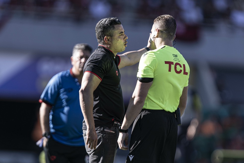 Jair Ventura discute com árbitro em Atlético-GO x Flamengo — Foto: Heber Gomes/AGIF