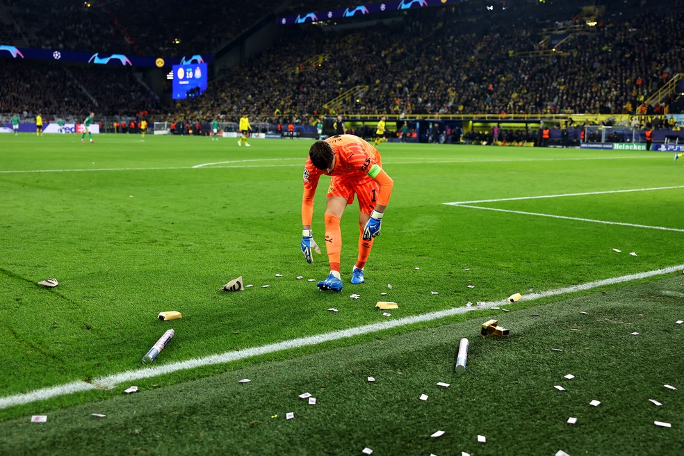 Explosão deixa jogador do Dortmund ferido e adia jogo da Champions League