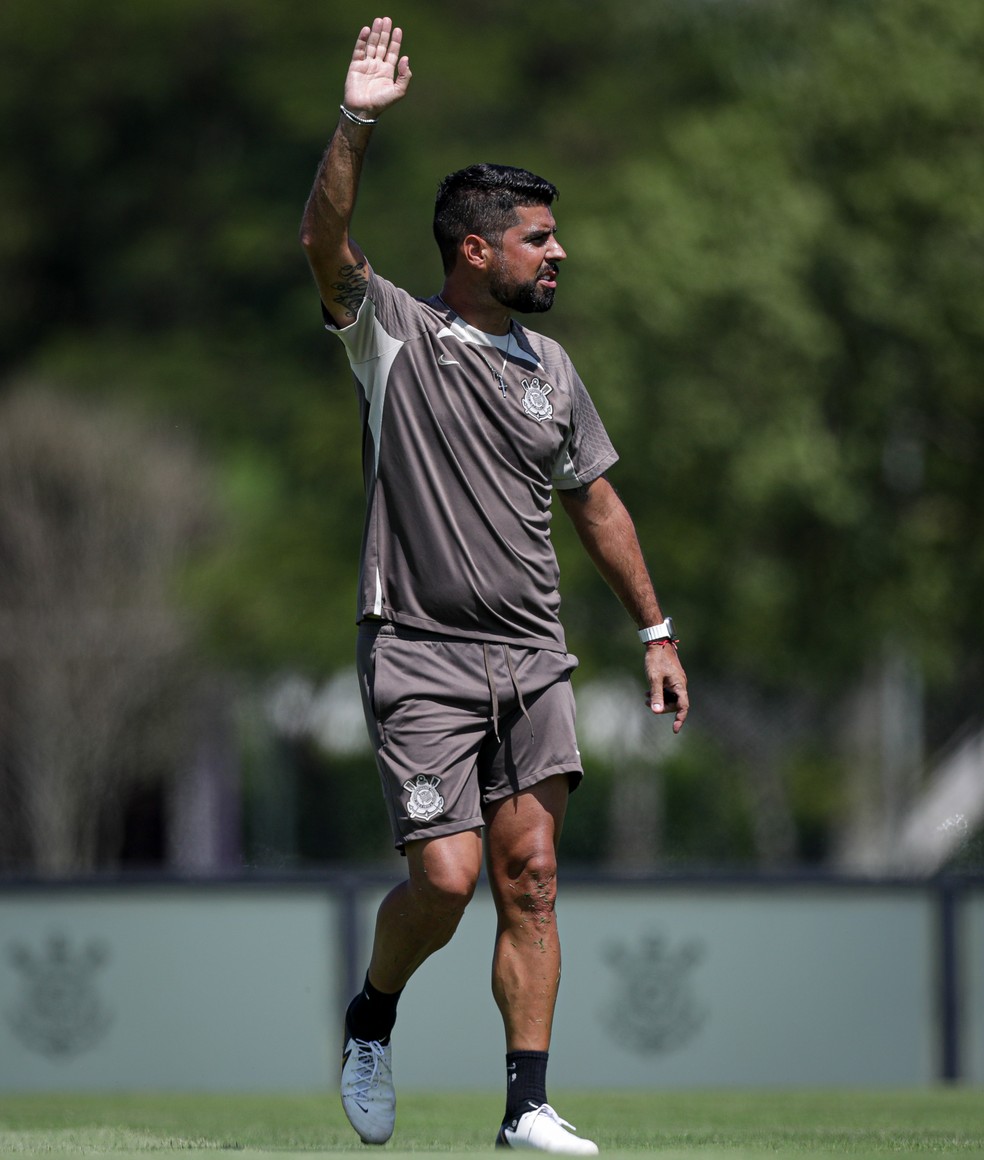 Antônio Oliveira comanda treino do Corinthians — Foto: Rodrigo Coca / Ag.Corinthians