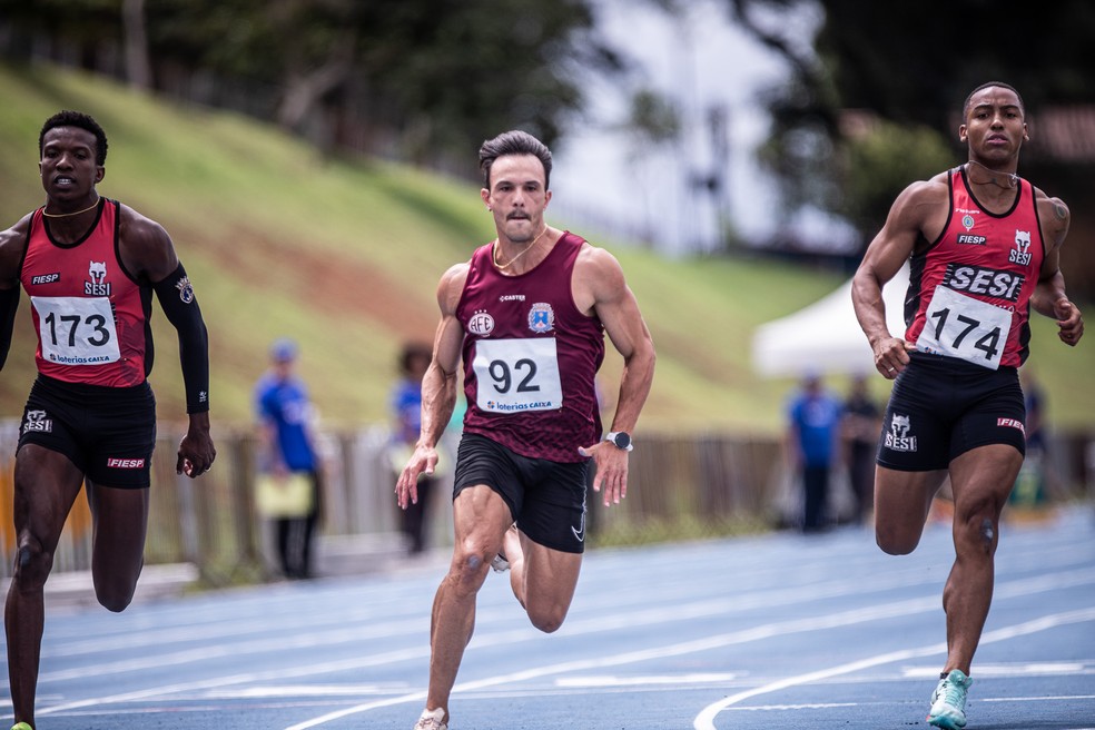 Thiago Gobatti vence os 60 metros no Campeonato Brasileiro, ao lado de Felipe Bardi e Erick Felipe — Foto: Gustavo Alves/CBAt
