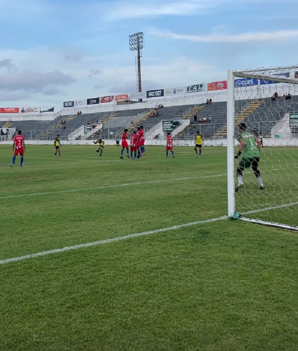 Meia do ASA, Higor Leite mostra categoria em cobrança de falta — Foto: Reprodução Instagram