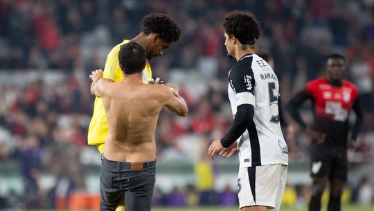 Athletico se manifesta sobre torcedor que invadiu campo no jogo contra o Corinthians - Foto: (Luis Garcia/AGIF)