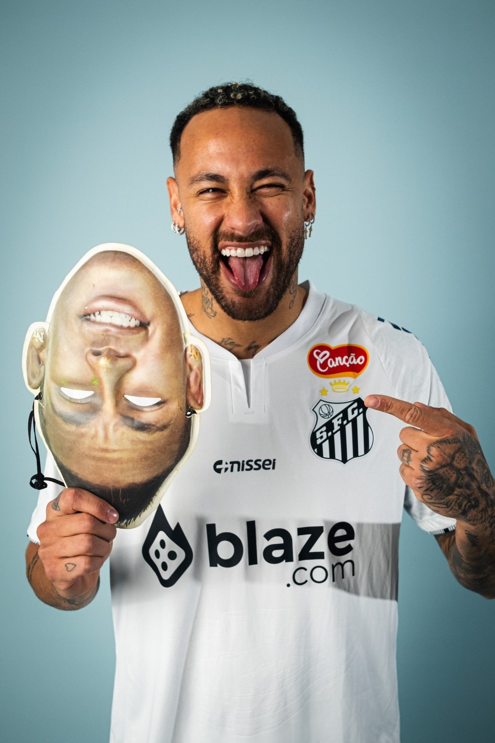 Neymar posa para fotos como jogador do Santos — Foto: Divulgação