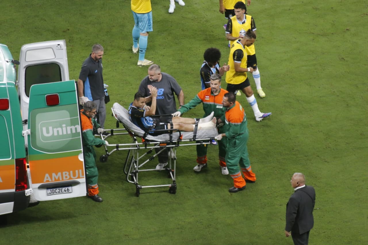 Imagem forte! Marlon, do Grêmio, sofre grave lesão; veja o lance