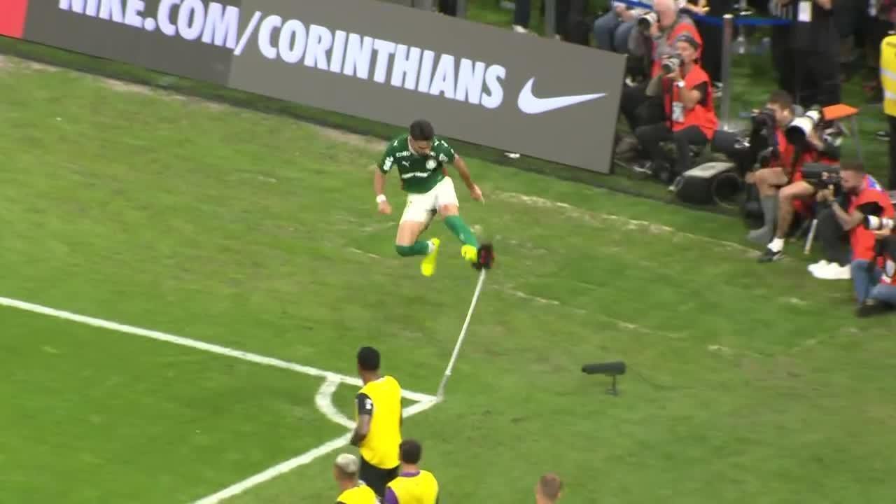 Andreas Pereira provoca pênalti em duelo decisivo, mas Memphis erra na hora H