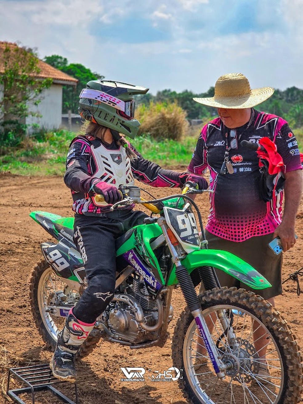 Ana Luíza Andreoli recebe instruções do pai em disputas de motocross — Foto: Arquivo