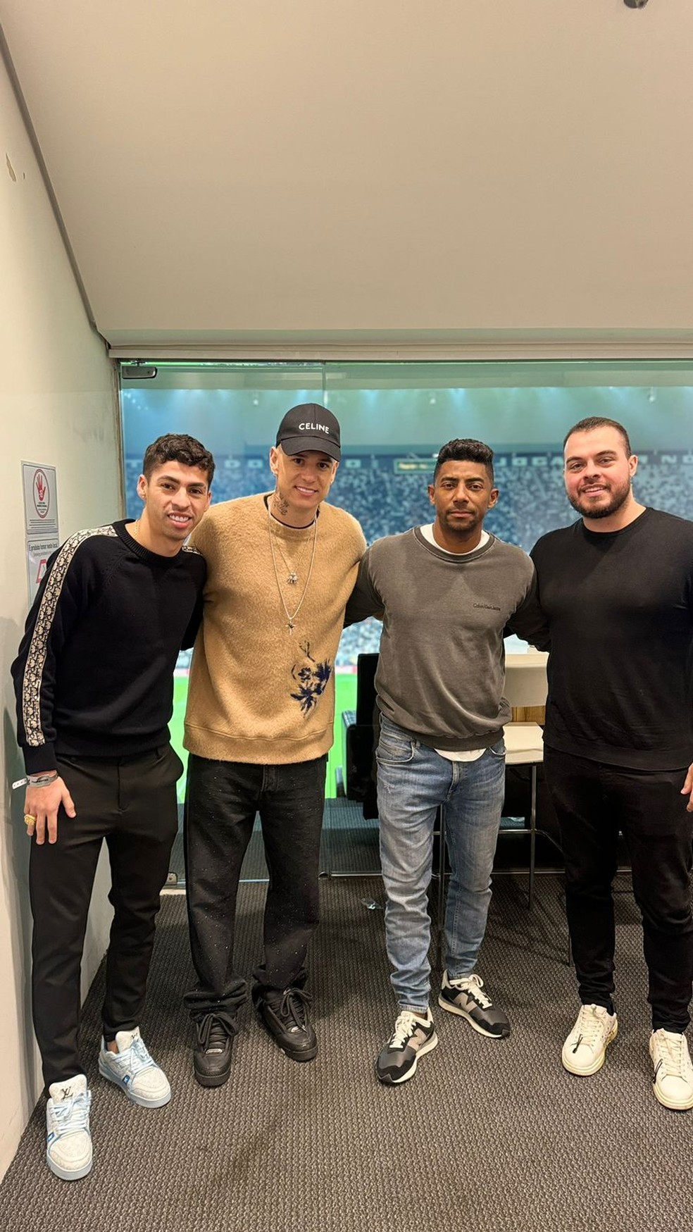 Gabriel Pereira ao lado de Róger Guedes e do empresário Leandro Rodrigues, da Talents Sports — Foto: Divulgação