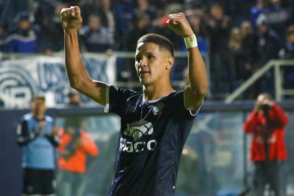 Atacante Alex Arce — Foto: Divulgação/ Independiente Rivadavia