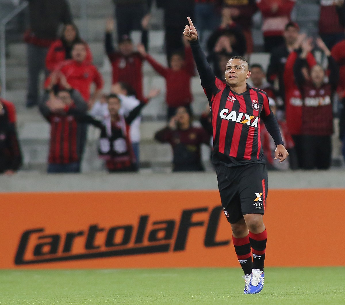 Walter está de volta! Athletico assina contrato de três meses com o ...