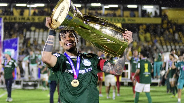 Gustavo Gomez com a taça do Campeonato Paulista, vencido pelo Palmeiras
