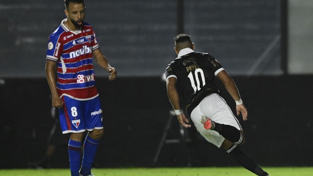 Payet comemora gol em Vasco x Fortaleza, pelo Brasileirão