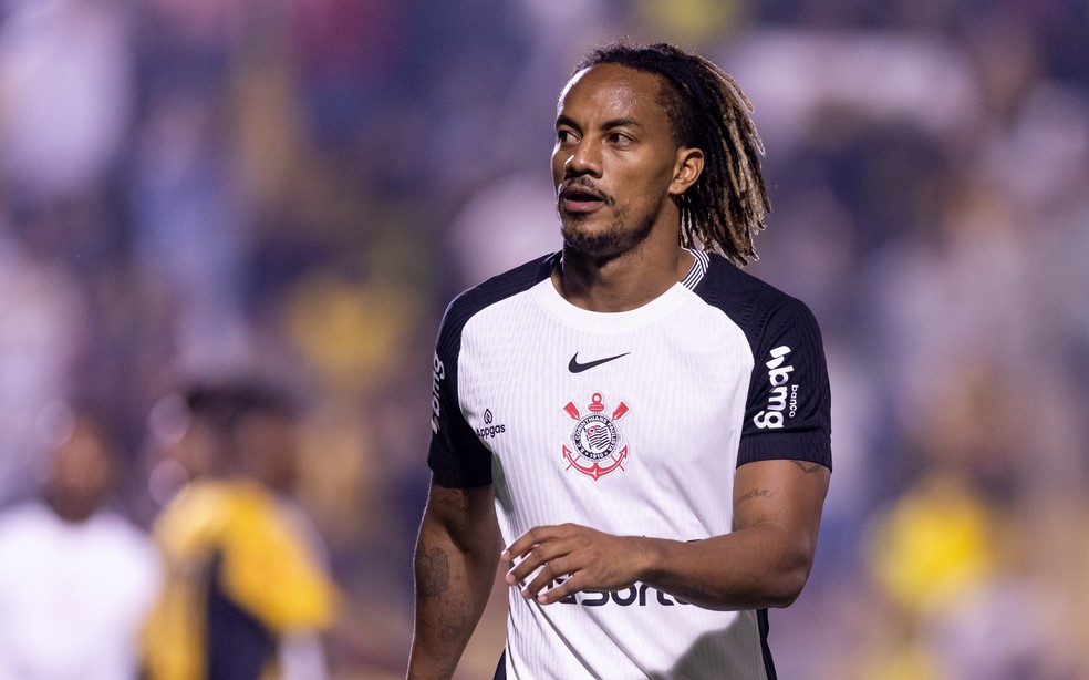 Polivalente, Carrillo vira solução caseira no Corinthians durante busca por reforços