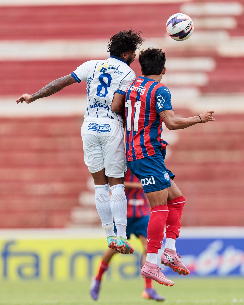 Moreira e João Andrade em disputa de bola aérea em CSA 0 x 0 Bahia, na Copinha — Foto: @RaphaMarquesFoto