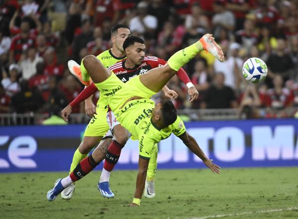 Rony diz que estudou Suárez e que prefere ser centroavante no Palmeiras: 