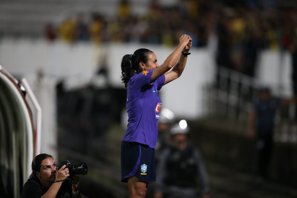 Marta retribui torcedores no Arruda