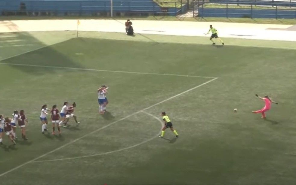 Isadora Dossena, goleira do sub-15 da Ferroviária, durante cobrança de falta que resultou em golaço — Foto: Federação Paulista de Futebol