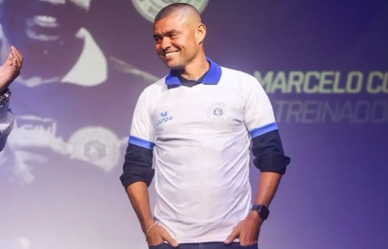 Marcelo Cordeiro em cerimônia de apresentação ao lado do time do São Bento.