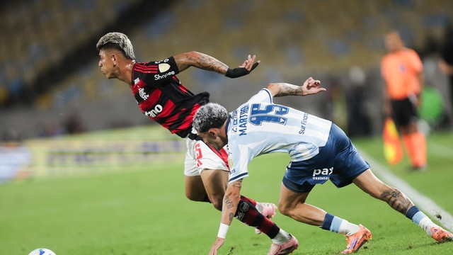 Carrascal tenta passar pela marcação; Flamengo x Racing; Libertadores 2025