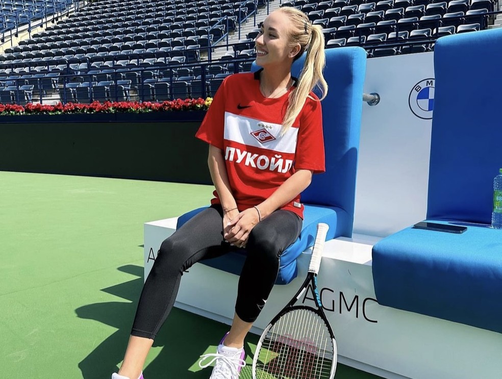 Tenista russa é advertida por usar camisa do Spartak Moscou, tênis