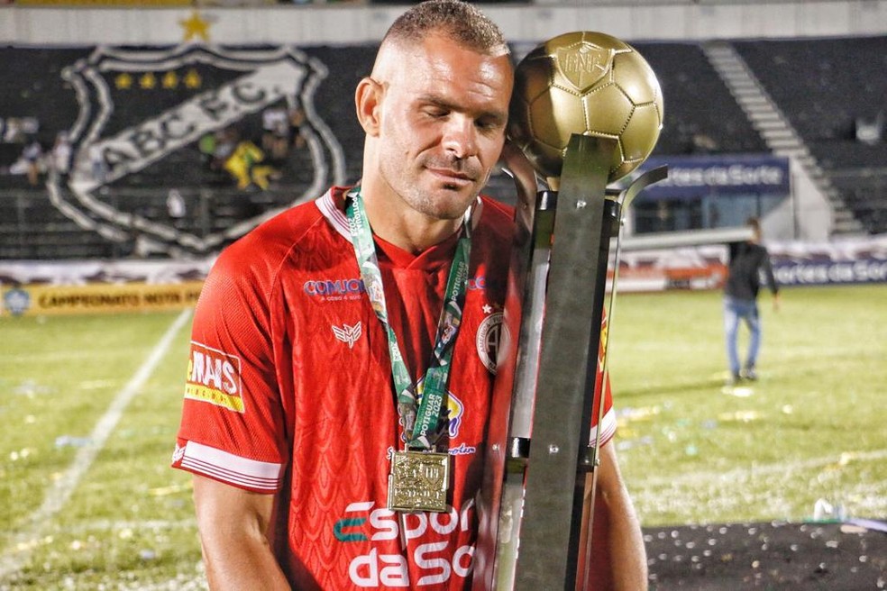 Wallace Pernambucano foi campeão estadual com o América-RN em 2023 — Foto: Canindé Pereira/América FC