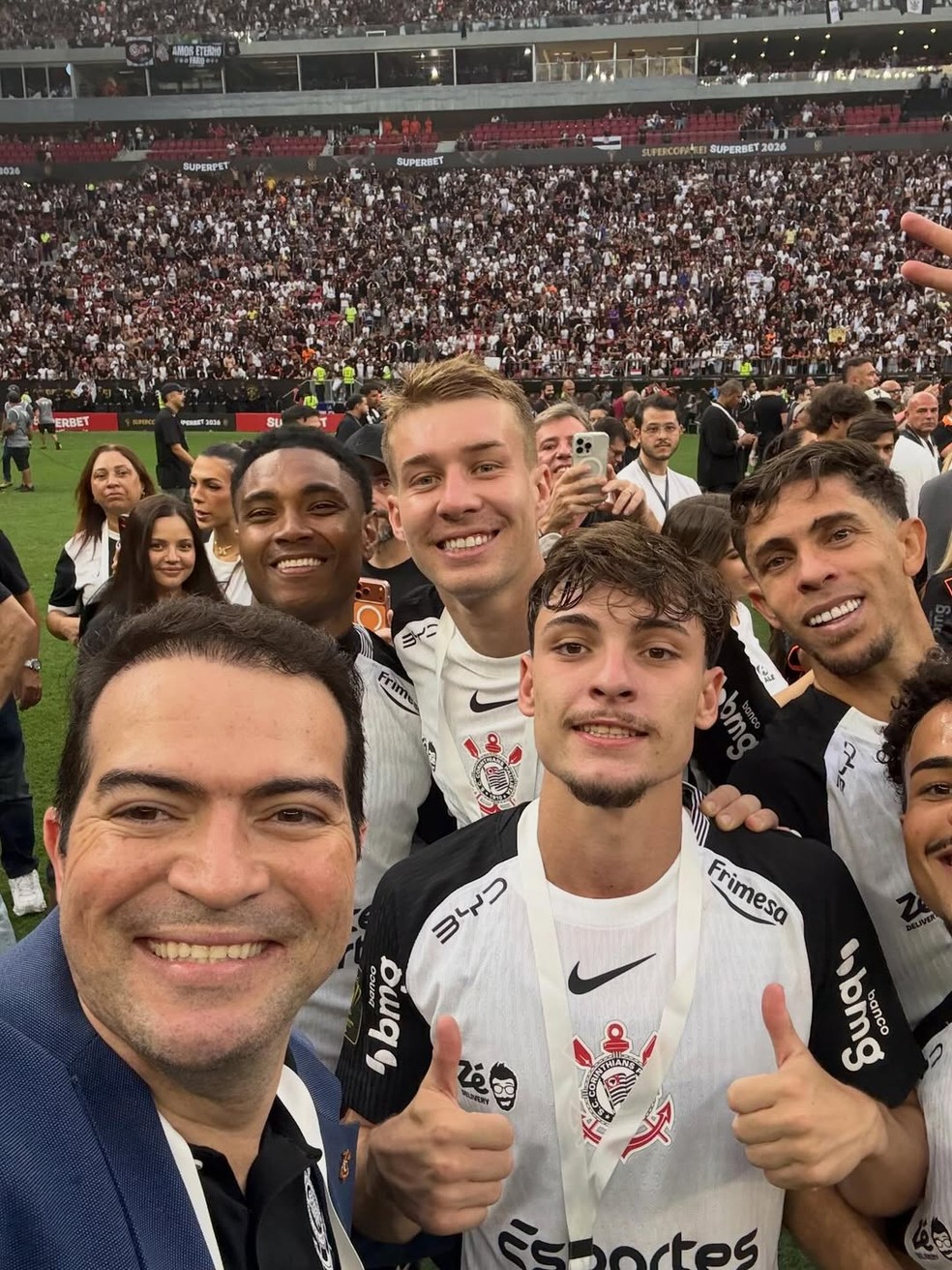 Marcelo Paz tira selfie com Breno Bidon e outros jogadores do Corinthians — Foto: Reprodução/Instagram