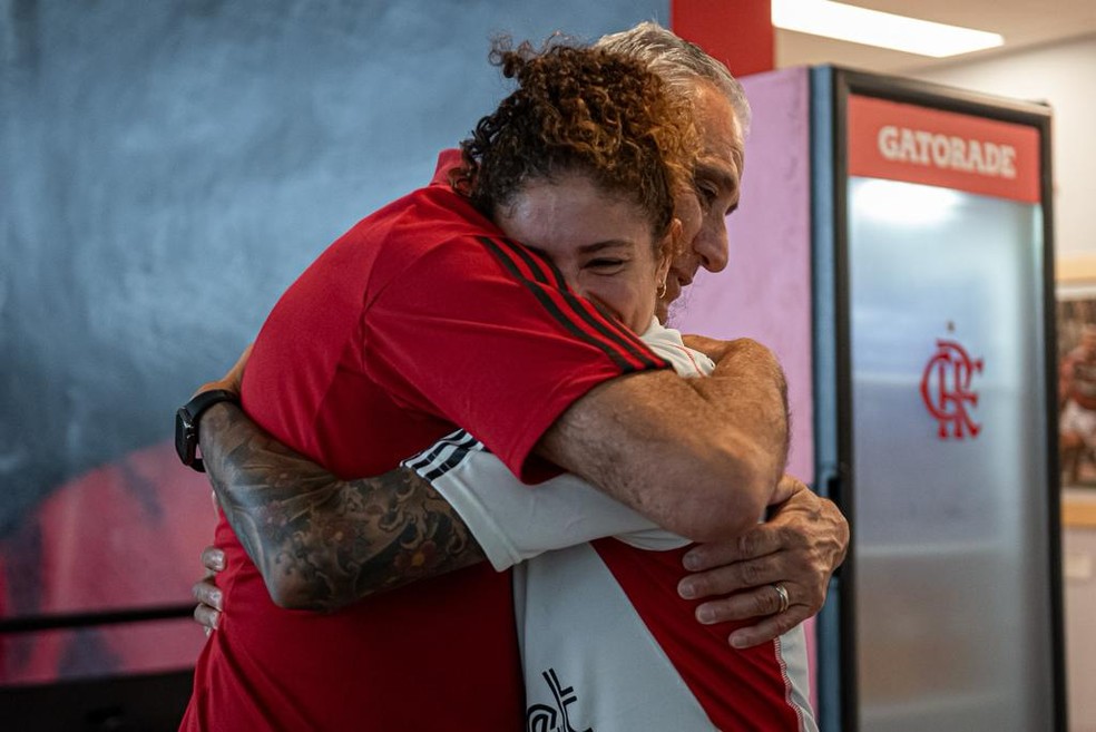 Cristiane chora ao abraçar Tite — Foto: Paula Reis/Flamengo