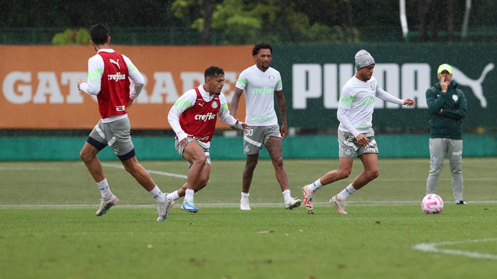 Abel Ferreira observa treino do Palmeiras na Academia de Futebol — Foto: Cesar Greco/Palmeiras