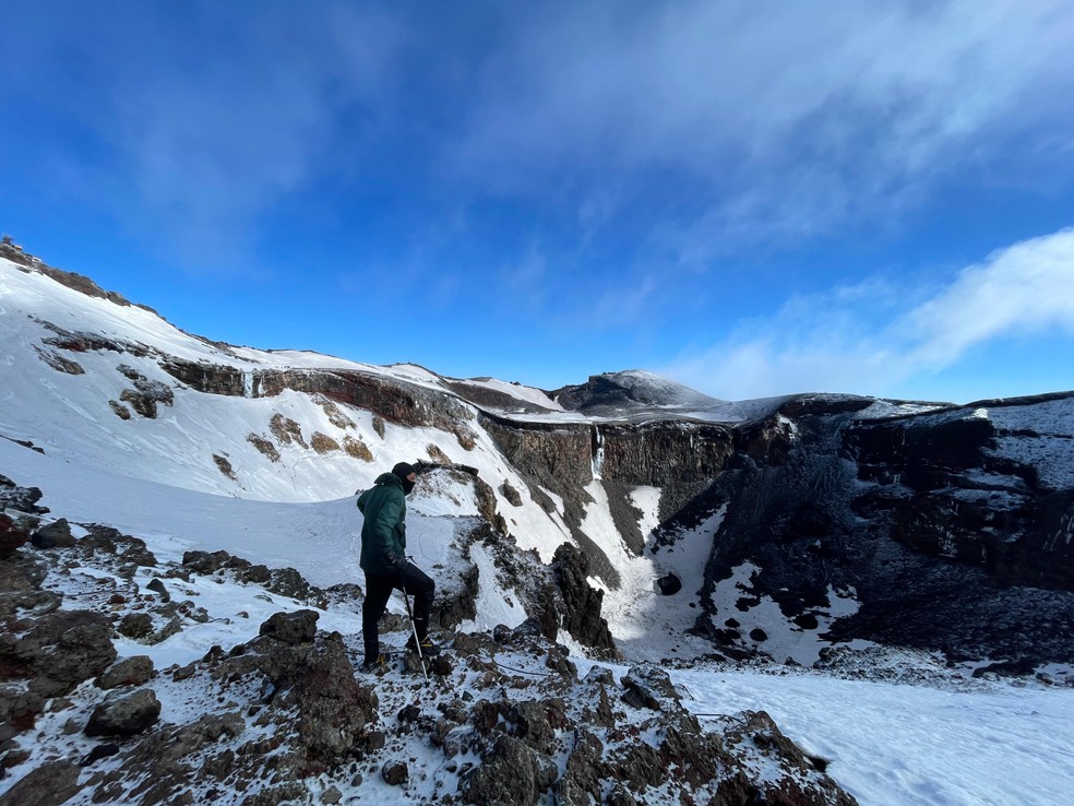 Leandro escalou o Monte Fuji, no Japão, enquanto treinava e esperava rescisão de contrato com FC Tokyo — Foto: Arquivo Pessoal