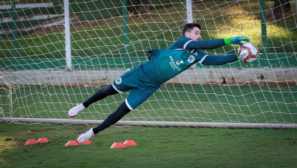 Tadeu, do Goiás, é eleito o melhor goleiro do mês de setembro do Brasileirão