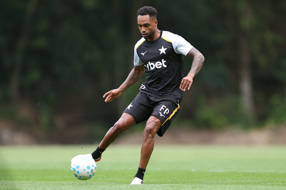 Danilo Pereira em treino do Botafogo no Espaço Lonier — Foto: Vitor Silva/BFR