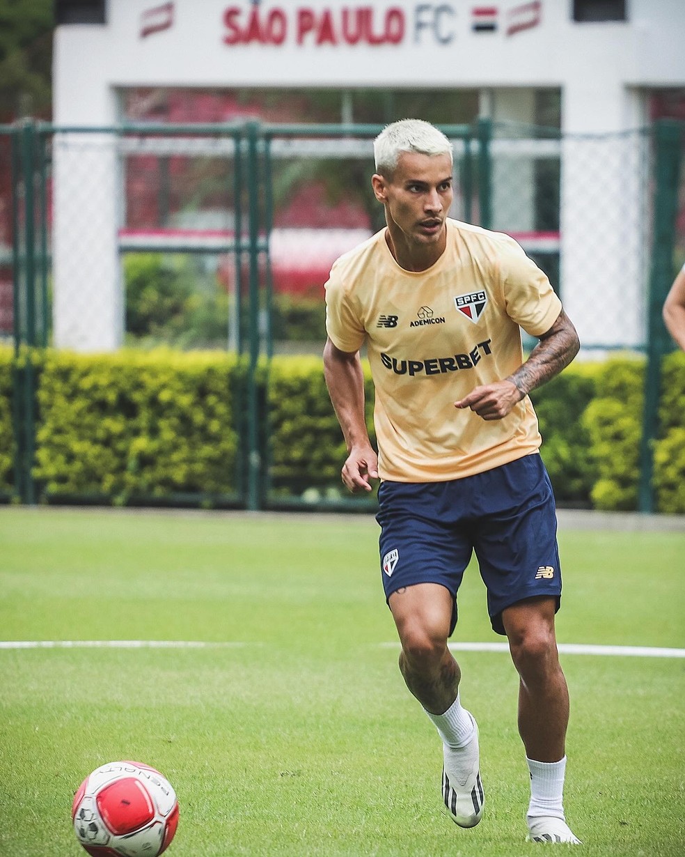 Ferreira em treino do São Paulo — Foto: Miguel Schincariol/saopaulofc
