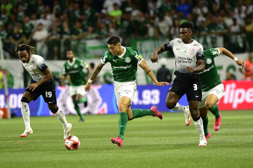 Corinthians sofreu defensivamente no primeiro tempo contra o Palmeiras  — Foto: Marcos Ribolli