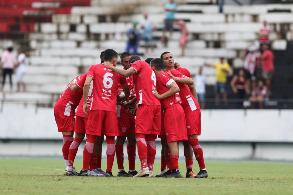 Equipe do Potiguar antes de jogo contra o Santa Cruz � Foto: Marlon Costa/Pernambuco Press
