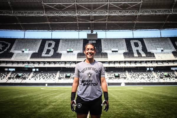Discover the story of Kelly, a Canadian who plays for Botafogo and has a girlfriend as a rival |  Botafogo