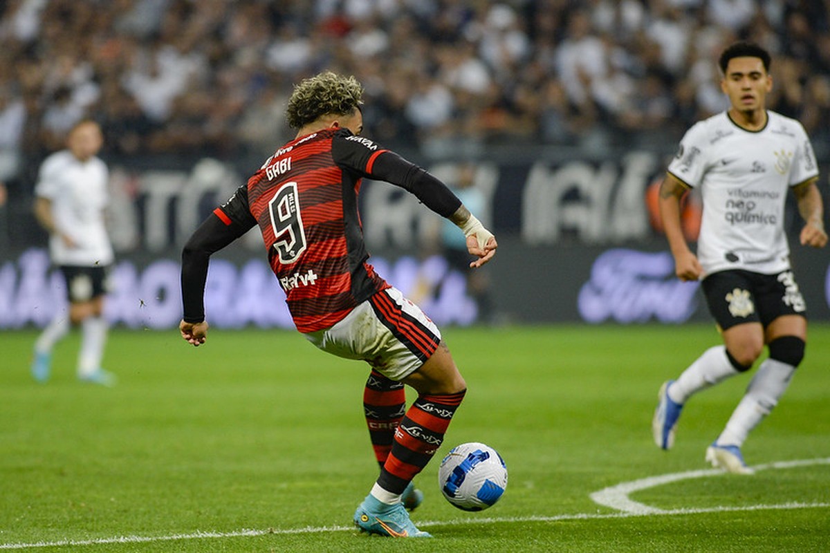 GloboEsporte.com > Futebol > Flamengo - NOTÍCIAS - CURTINHAS: Andrade  aparece no clube com esparadrapos na orelha