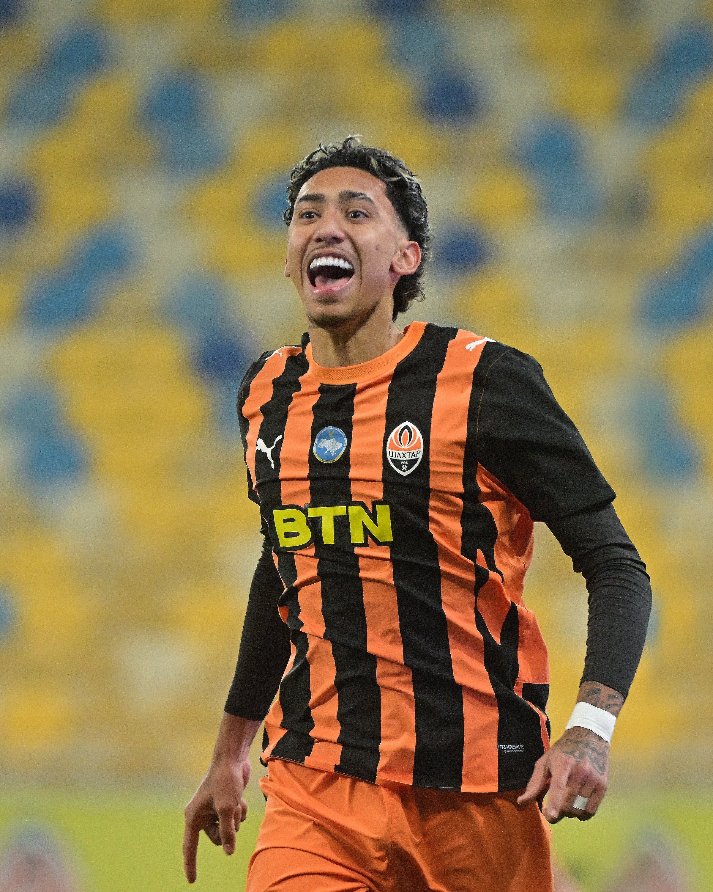 Isaque brilha em clássico ucraniano para o Shakhtar com um gol e uma assistência