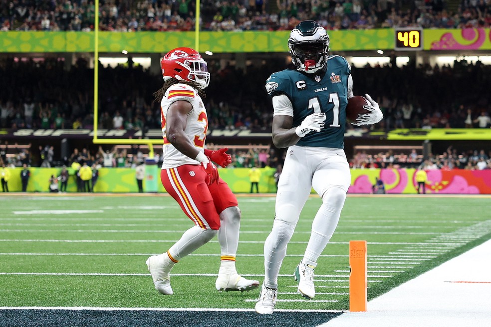 AJ Brown (11), do Philadelphia Eagles, marca touchdown contra o Kansas City Chiefs no Super Bowl LIX — Foto: Jamie Squire/Getty Images