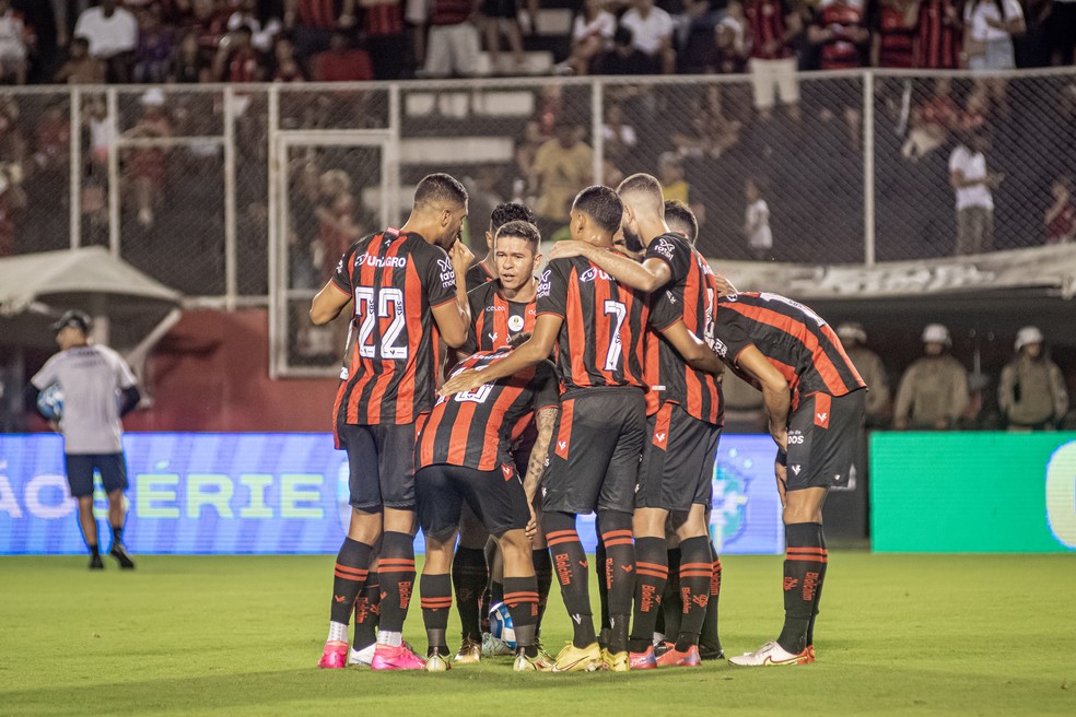 Elenco do Vitória antes de jogo contra o Criciúma — Foto: Victor Ferreira / EC Vitória / Divulgação