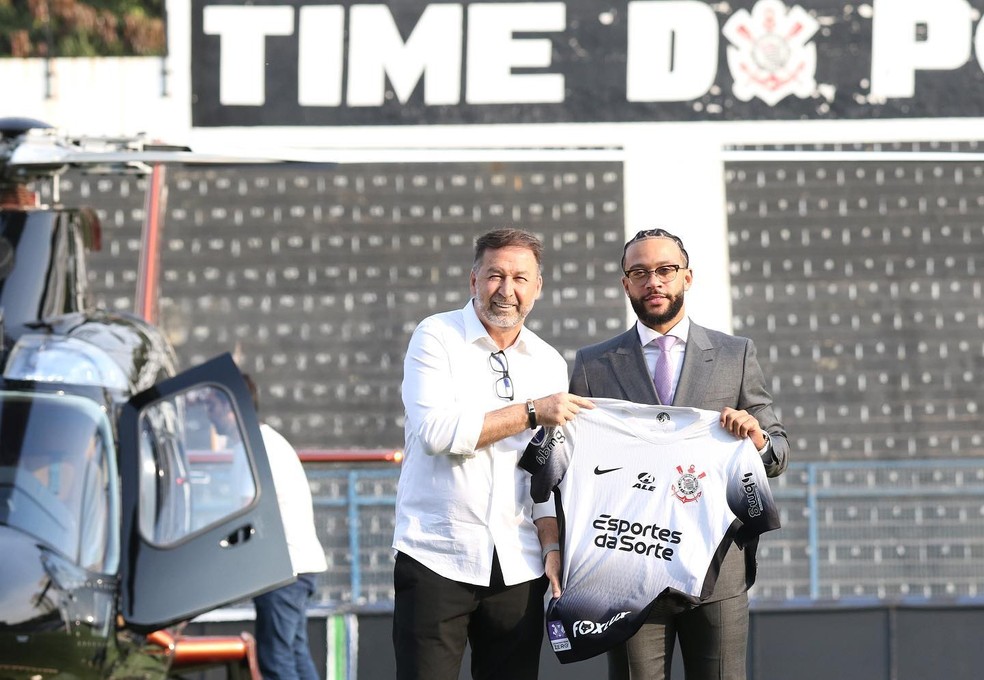 Augusto Melo e Memphis Depay no Corinthians  Foto: Corinthians