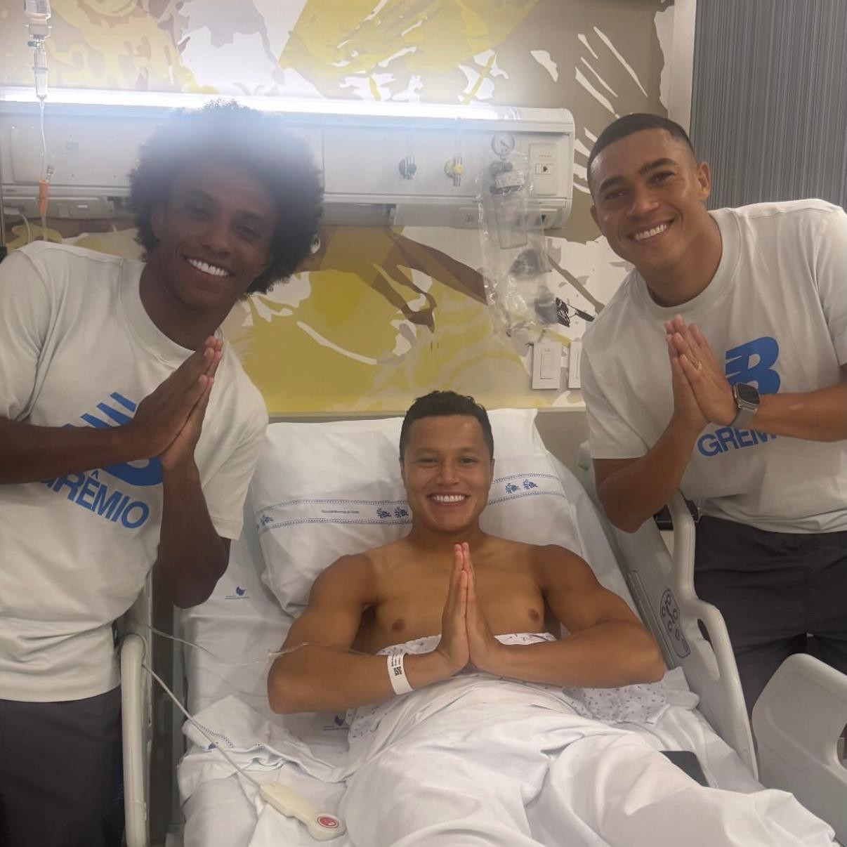 Cirurgia de Marlon é bem-sucedida e lateral pode voltar antes do prazo
