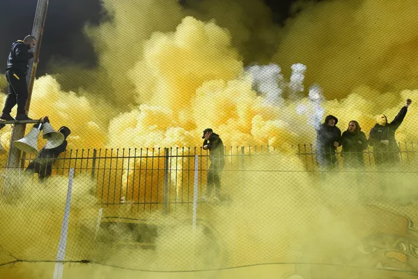 Torcida do Aris faz linda festa em partida de basquete na Grécia  (04.10.2017) 