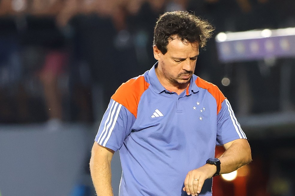 Fernando Diniz, técnico do Cruzeiro, durante o jogo contra o Bragantino — Foto: Joisel Amaral/AGIF