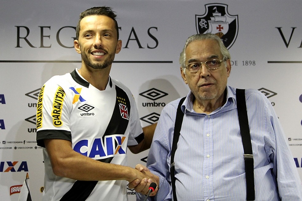 Ao lado de Eurico Miranda, Nen&ecirc; foi apresentado pela primeira vez no Vasco em agosto de 2015 &mdash; Foto: Paulo Fernandes/Vasco
