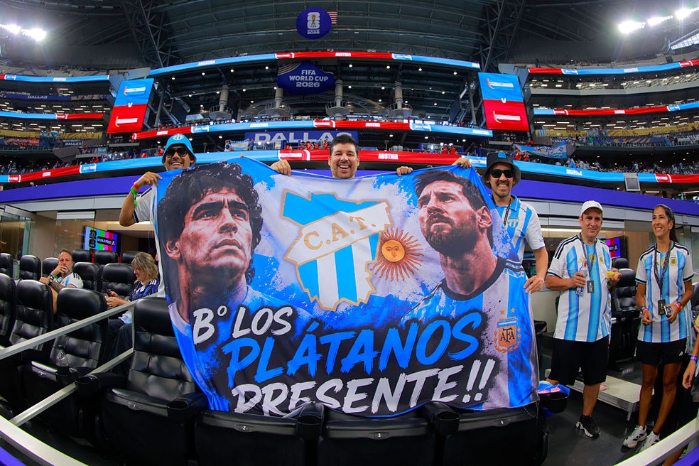 Torcedores da Argentina com bandeira de Messi e Maradona — Cena em Dallas após gol