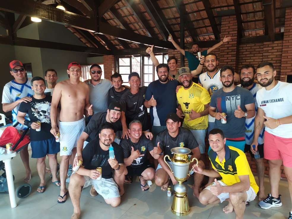 Parte do elenco comemorando o título da Sede de Ponta Porã. — Foto: Divulgação