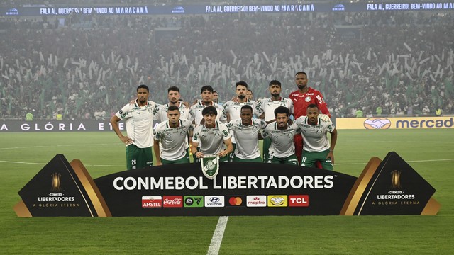 Elenco do Palmeiras posado em jogo contra o Fluminense