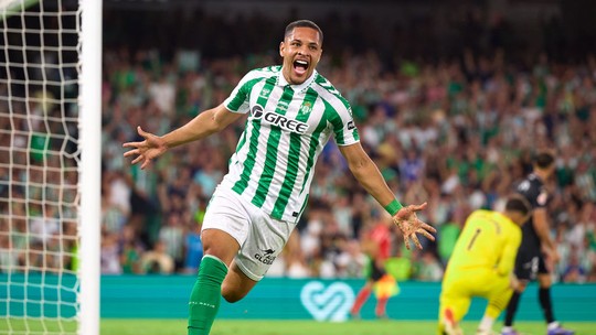 Vitor Roque faz o primeiro gol com a camisa do Betis