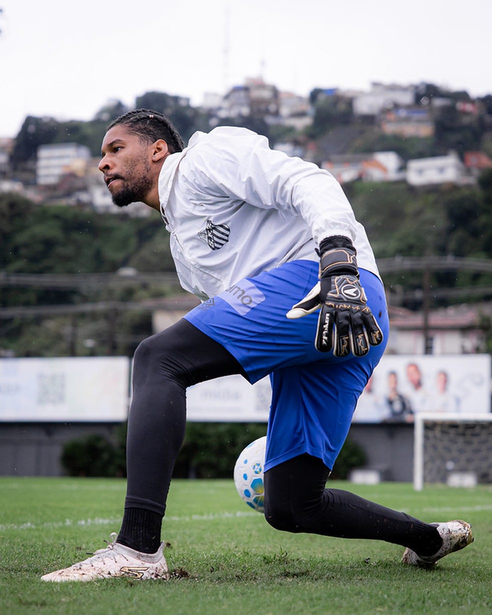 Diógenes durante treino do Santos