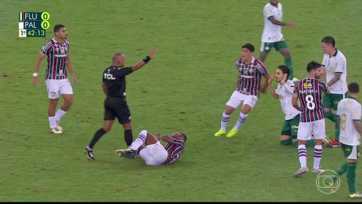 SUSPENSO! Raphael Veiga recebe terceiro cartão amarelo e fica fora contra Vitória