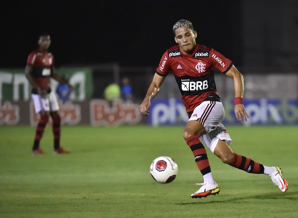 Thiaguinho em ação pelo Flamengo — Foto: André Durão